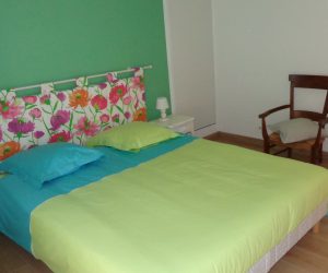 Chambre avec grand lit double