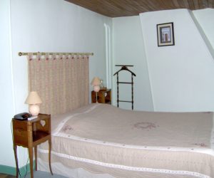Chambre avec grand lit double et un lit enfant/adolescent
